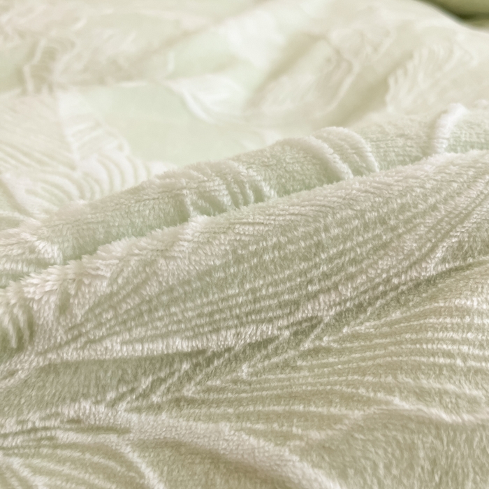 91家纺网 家纺一手货源 找家纺 绘萱家居 2025新款高克重雕花雕印纯色牛奶绒四件套双拼法莱绒珊瑚绒 花开-浅绿