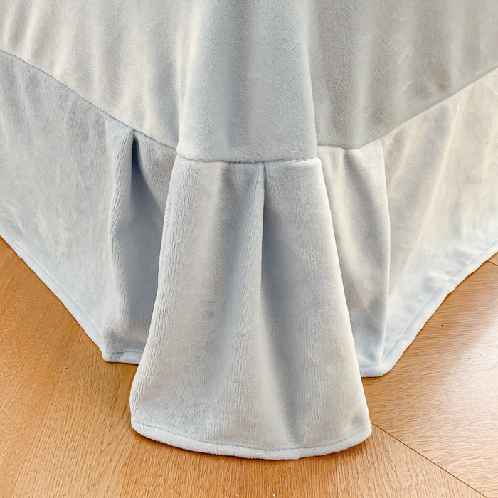 91家纺网 家纺一手货源 找家纺 绘萱家居 2025新款高克重雕花雕印纯色牛奶绒四件套双拼法莱绒珊瑚绒 芭蕉叶-浅兰