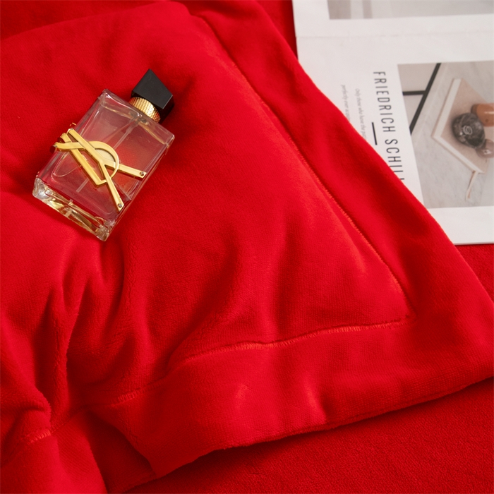 91家纺网 家纺一手货源 找家纺 优姿家纺 2025新款全消光10斤牛奶绒宽边绣花保暖四件套 花季-大红