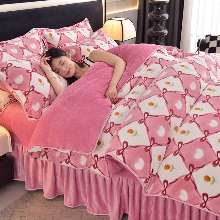 91家纺网 家纺一手货源 找家纺 佳品居 2025新款8斤床裙款牛奶绒四件套 露娜粉