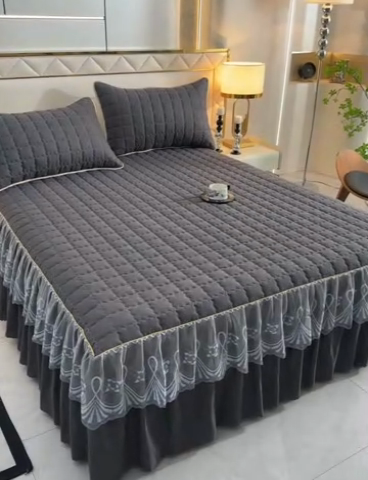 91家纺网 家纺一手货源 找家纺 艾裙海 2025新款90克磨毛夹棉绗缝床裙 深灰色