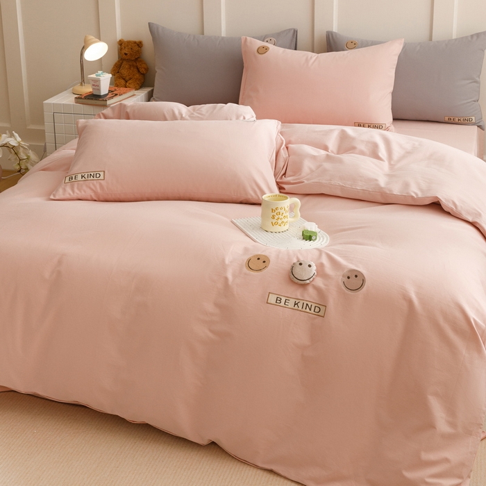 91家纺网 家纺一手货源 找家纺 艾莱家纺 2024新款全棉柔顺磨毛立体刺绣四件套--笑脸-星语 笑脸-沐粉