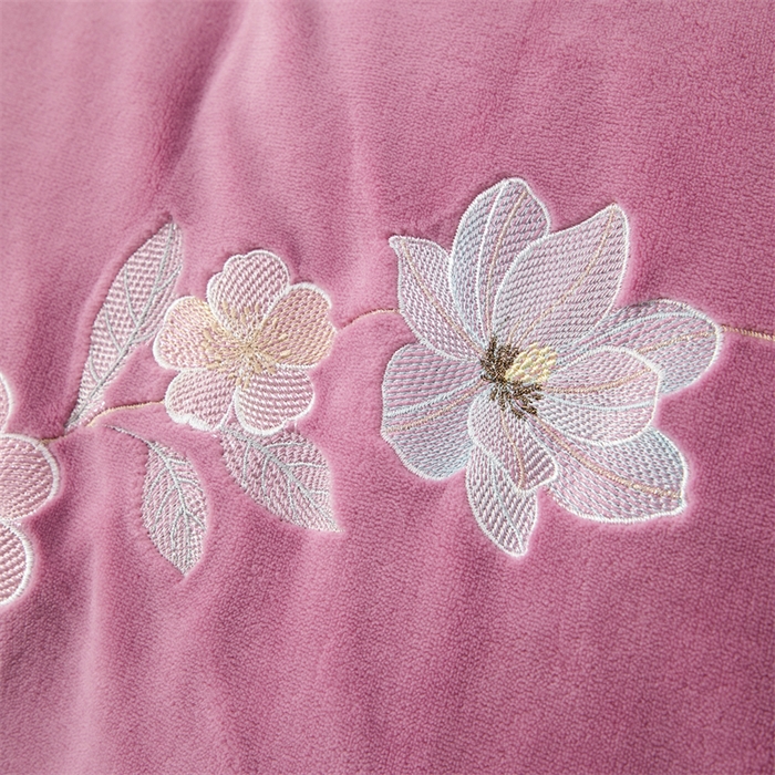 91家纺网 家纺一手货源 找家纺 优姿家纺 2025新款全消光10斤牛奶绒宽边绣花保暖四件套 花季-优雅紫