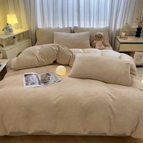 91家纺网 家纺一手货源 找家纺 绘萱家居 2025新款高克重雕花雕印纯色牛奶绒四件套双拼法莱绒珊瑚绒 芭蕉叶-奶咖