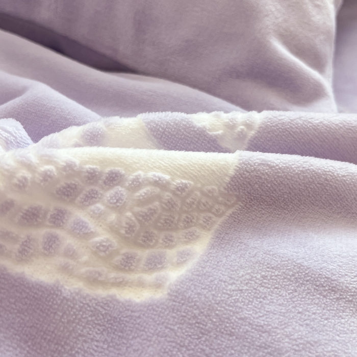 91家纺网 家纺一手货源 找家纺 绘萱家居 2025新款高克重雕花雕印纯色牛奶绒四件套双拼法莱绒珊瑚绒 蝴蝶公主