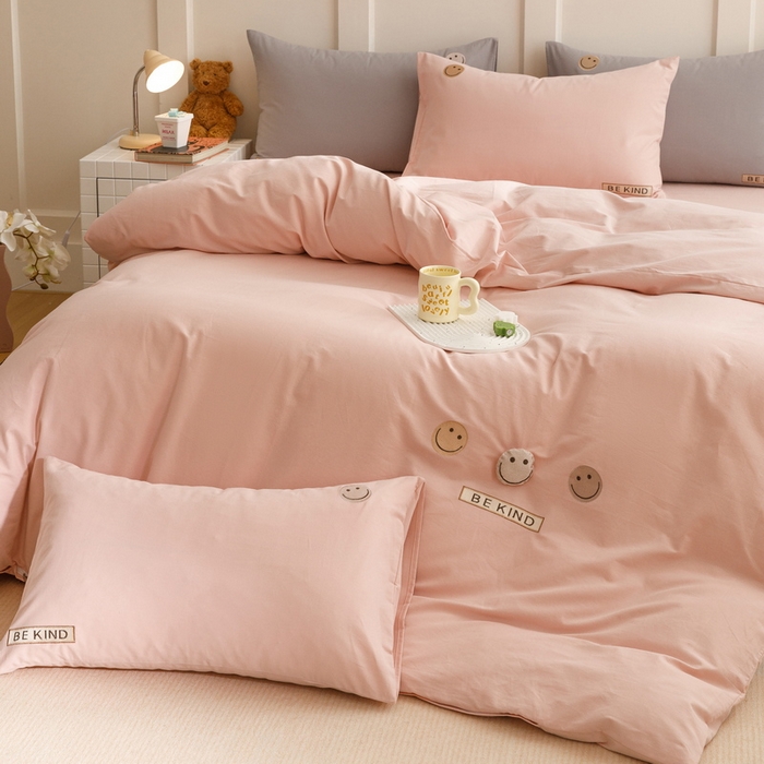 91家纺网 家纺一手货源 找家纺 艾莱家纺 2024新款全棉柔顺磨毛立体刺绣四件套--笑脸-星语 笑脸-沐粉