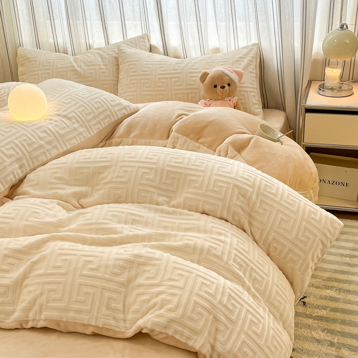 91家纺网 家纺一手货源 找家纺 绘萱家居 2025新款高克重雕花雕印纯色牛奶绒四件套双拼法莱绒珊瑚绒 回字格-奶白咖