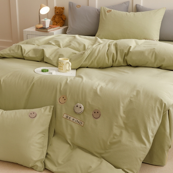 91家纺网 家纺一手货源 找家纺 艾莱家纺 2024新款全棉柔顺磨毛立体刺绣四件套--笑脸-星语 笑脸-芥绿
