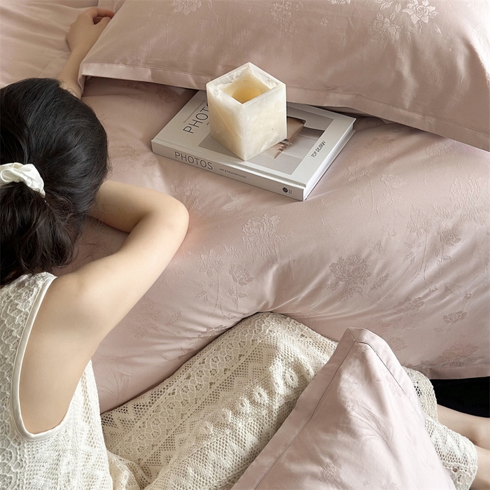 91家纺网 家纺一手货源 找家纺 鹿班家居 2024新款100支长绒棉精致提花系列四件套-蜜语满屋 蜜语满屋-粉色