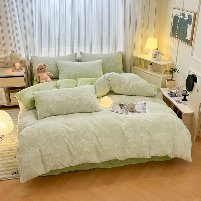 91家纺网 家纺一手货源 找家纺 绘萱家居 2025新款高克重雕花雕印纯色牛奶绒四件套双拼法莱绒珊瑚绒 花开-浅绿