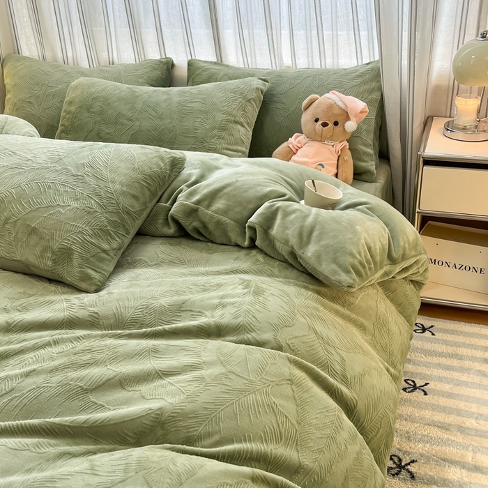 91家纺网 家纺一手货源 找家纺 绘萱家居 2025新款高克重雕花雕印纯色牛奶绒四件套双拼法莱绒珊瑚绒 芭蕉叶-灰绿