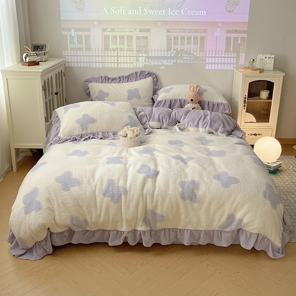 91家纺网 家纺一手货源 找家纺 桃子家居 2024新款A类加厚230克色纱提花蝴蝶少女花花韩版花边舒棉绒牛奶绒系列四件套 舒棉绒花边-浪漫蝴蝶白紫