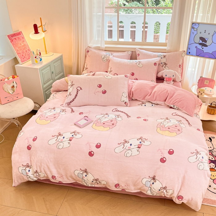91家纺网 家纺一手货源 找家纺 2024新品正版三丽鸥授权卡通加厚高克重牛奶绒系列四件套 绒三丽鸥-樱桃蛋糕玉桂狗