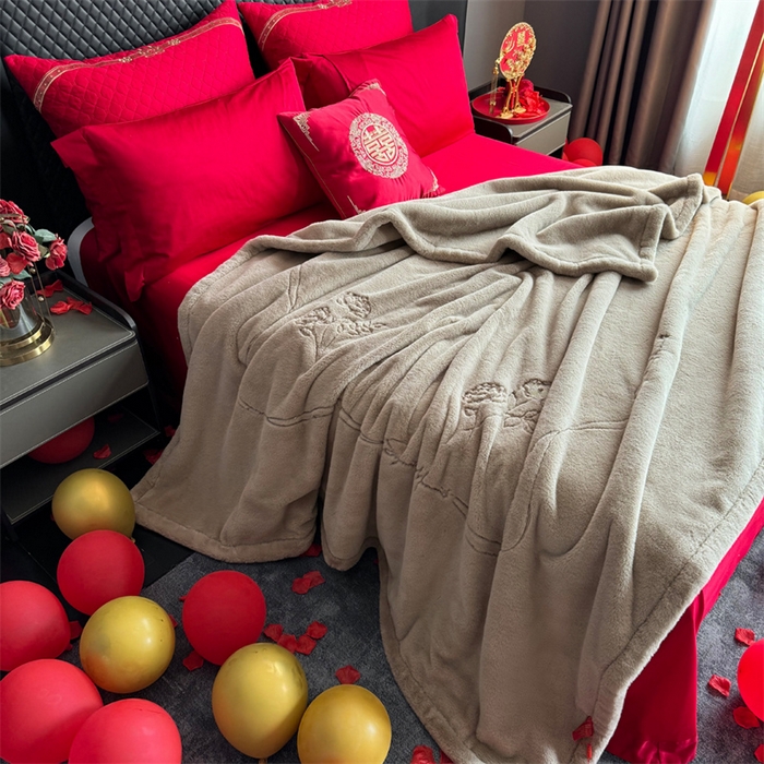 91家纺网 家纺一手货源 找家纺 2024新款仿皮草兔绒精品绣花毛毯毯子 甜蜜爱恋-米驼