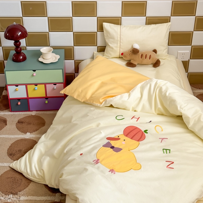 91家纺网 家纺一手货源 找家纺 喜多兔 2024新款快乐多巴胺纯棉绣花幼儿园被子三件套 黄色彩虹小鸭子