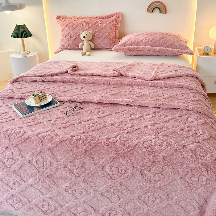 91家纺网 家纺一手货源 找家纺 芸锦豪 2024新款三叶草提花毛毯--卷边款 樱花粉