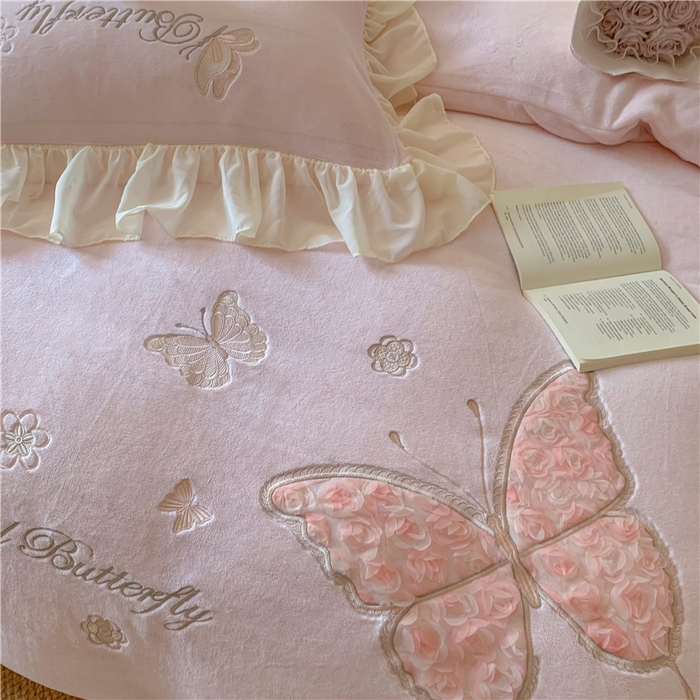 91家纺网 家纺一手货源 找家纺 富盛家纺 2024新款牛奶绒立体刺绣四件套韩版公主风四件套-翩翩起舞 1翩翩起舞—樱桃粉