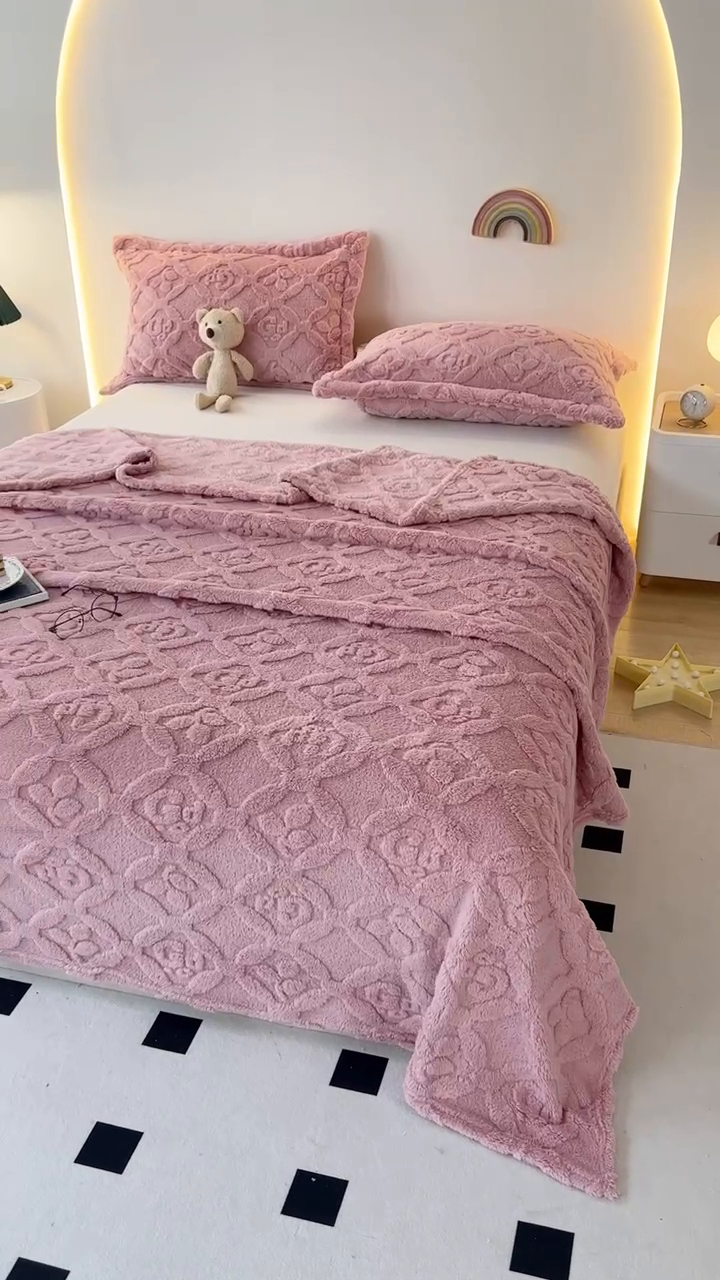 91家纺网 家纺一手货源 找家纺 芸锦豪 2024新款三叶草提花毛毯--卷边款 樱花粉