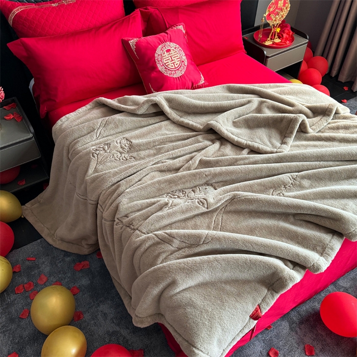 91家纺网 家纺一手货源 找家纺 2024新款仿皮草兔绒精品绣花毛毯毯子 甜蜜爱恋-米驼