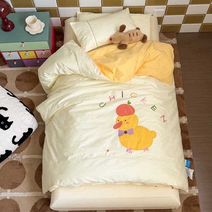 91家纺网 家纺一手货源 找家纺 喜多兔 2024新款快乐多巴胺纯棉绣花幼儿园被子三件套 黄色彩虹小鸭子