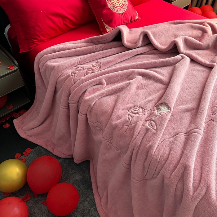 91家纺网 家纺一手货源 找家纺 2024新款仿皮草兔绒精品绣花毛毯毯子 甜蜜爱恋-粉