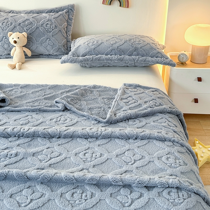 91家纺网 家纺一手货源 找家纺 芸锦豪 2024新款三叶草提花毛毯--卷边款 湖兰