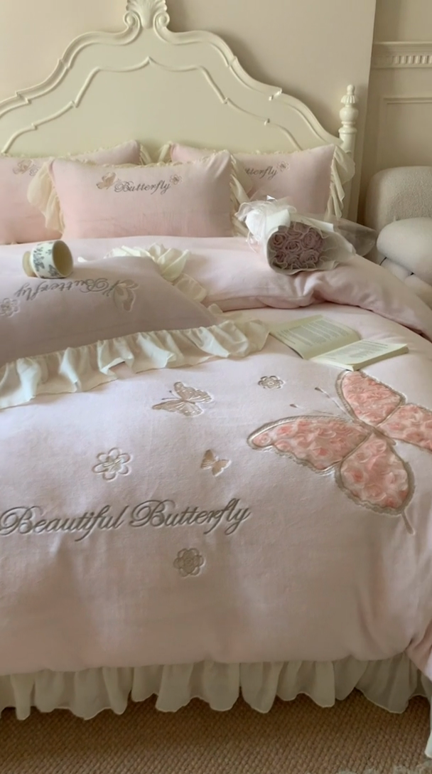 91家纺网 家纺一手货源 找家纺 富盛家纺 2024新款牛奶绒立体刺绣四件套韩版公主风四件套-翩翩起舞 1翩翩起舞—樱桃粉