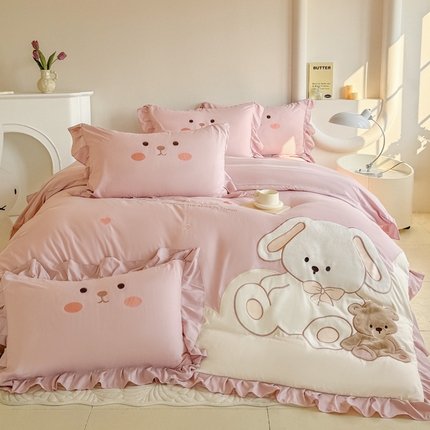 91家纺网 家纺一手货源 找家纺 2025新款柔肤棉刺绣公主风四件套-安睡熊系列 安睡熊-少女粉