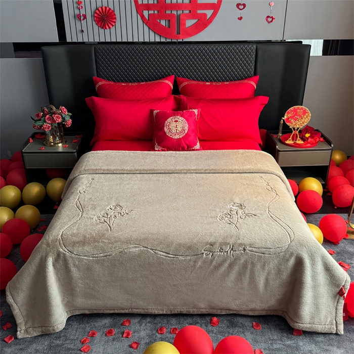 91家纺网 家纺一手货源 找家纺 2024新款仿皮草兔绒精品绣花毛毯毯子 甜蜜爱恋-米驼