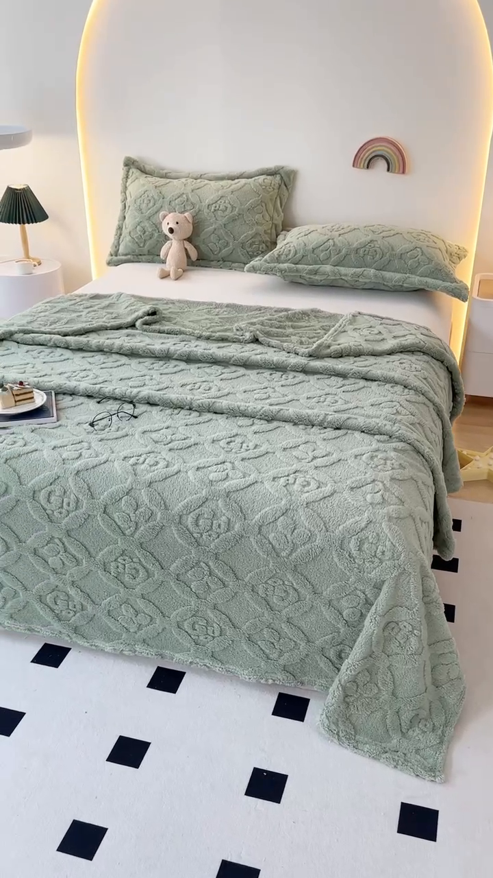 91家纺网 家纺一手货源 找家纺 芸锦豪 2024新款三叶草提花毛毯--卷边款 茶绿