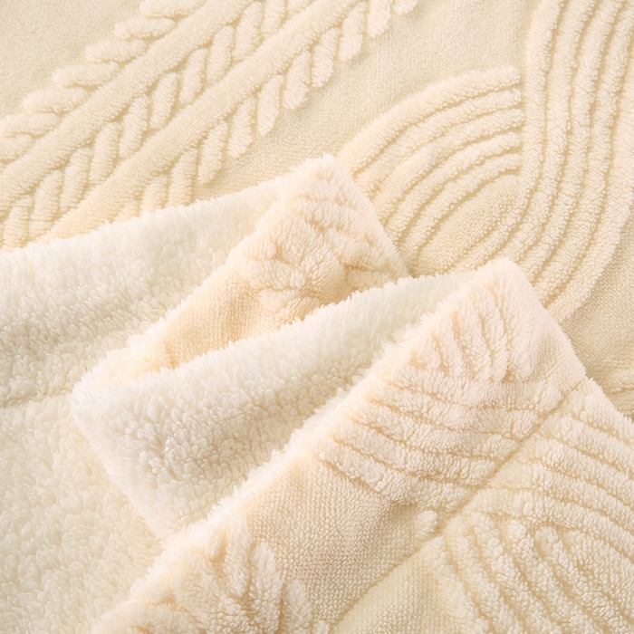 91家纺网 家纺一手货源 找家纺 巴木赫 2024新款8字配色双层羊羔绒毛毯 白色