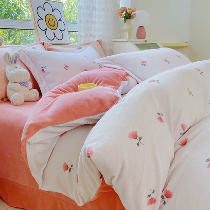 91家纺网 家纺一手货源 找家纺 锦罗绣 2024新款加厚牛奶绒四件套印花四件套单被套 小粉花