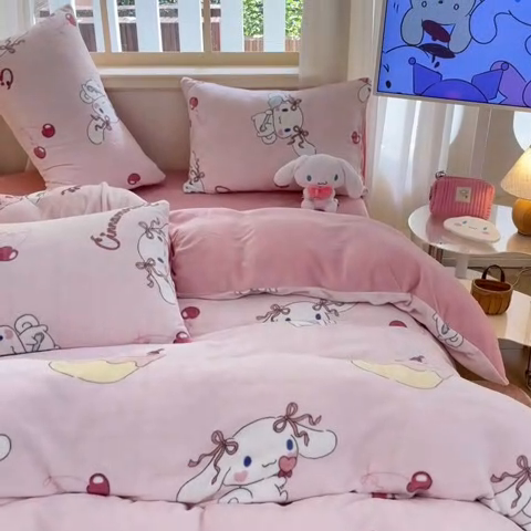 91家纺网 家纺一手货源 找家纺 2024新品正版三丽鸥授权卡通加厚高克重牛奶绒系列四件套 绒三丽鸥-樱桃蛋糕玉桂狗