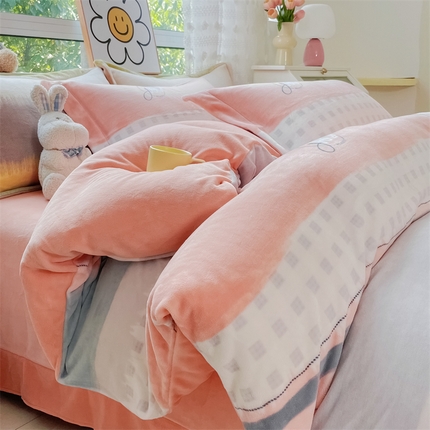 91家纺网 家纺一手货源 找家纺 锦罗绣 2024新款加厚牛奶绒四件套印花四件套单被套 条韵