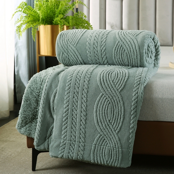 91家纺网 家纺一手货源 找家纺 巴木赫 2024新款8字配色双层羊羔绒毛毯 墨绿