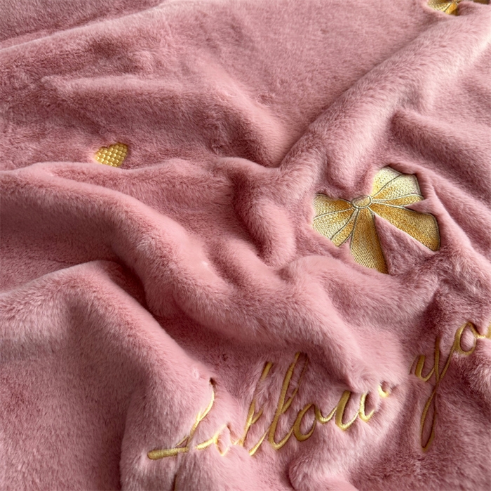 91家纺网 家纺一手货源 找家纺 2024新款仿皮草兔绒精品绣花毛毯毯子 蝴蝶结-粉