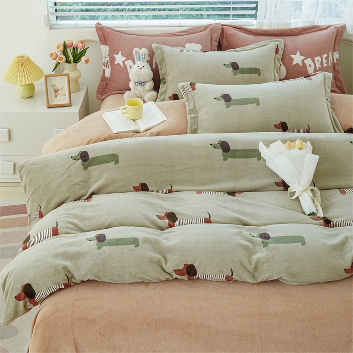 91家纺网 家纺一手货源 找家纺 锦罗绣 2024新款加厚牛奶绒四件套印花四件套单被套 贵宾犬