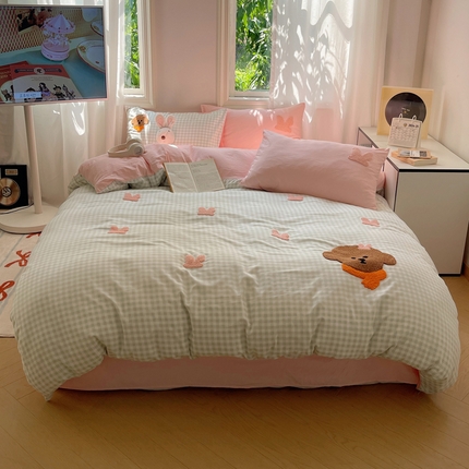 91家纺网 家纺一手货源 找家纺 顾里 2024新款软萌格子狗水洗棉毛巾绣四件套 绿格小狗