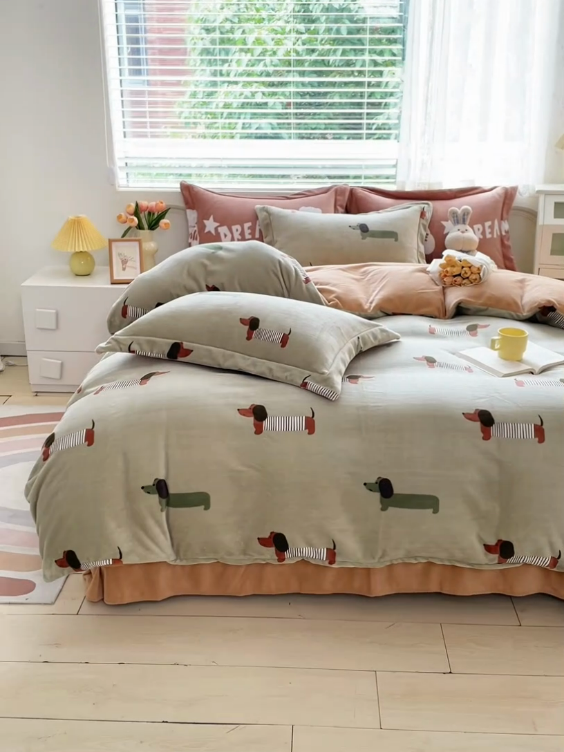 91家纺网 家纺一手货源 找家纺 锦罗绣 2024新款加厚牛奶绒四件套印花四件套单被套 贵宾犬