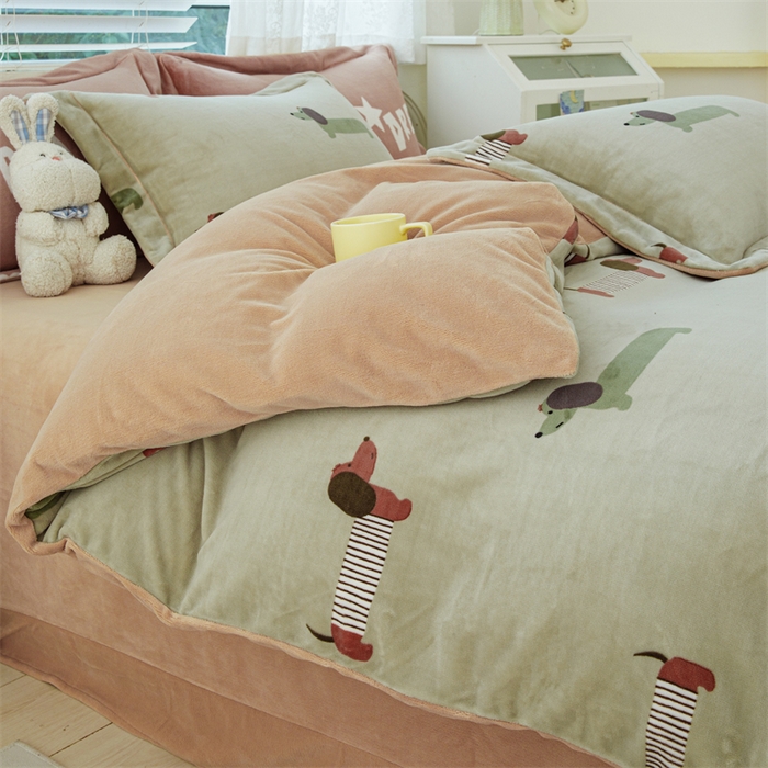 91家纺网 家纺一手货源 找家纺 锦罗绣 2024新款加厚牛奶绒四件套印花四件套单被套 贵宾犬