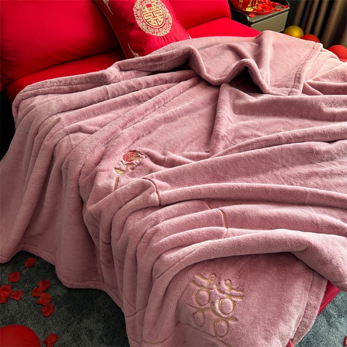 91家纺网 家纺一手货源 找家纺 2024新款仿皮草兔绒精品绣花毛毯毯子 心里有约-粉