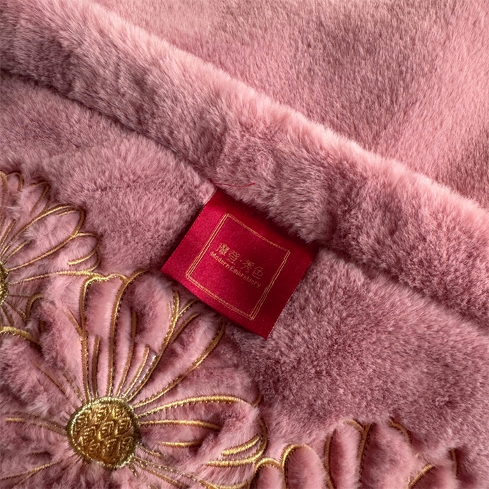 91家纺网 家纺一手货源 找家纺 2024新款仿皮草兔绒精品绣花毛毯毯子 柔情密意-粉