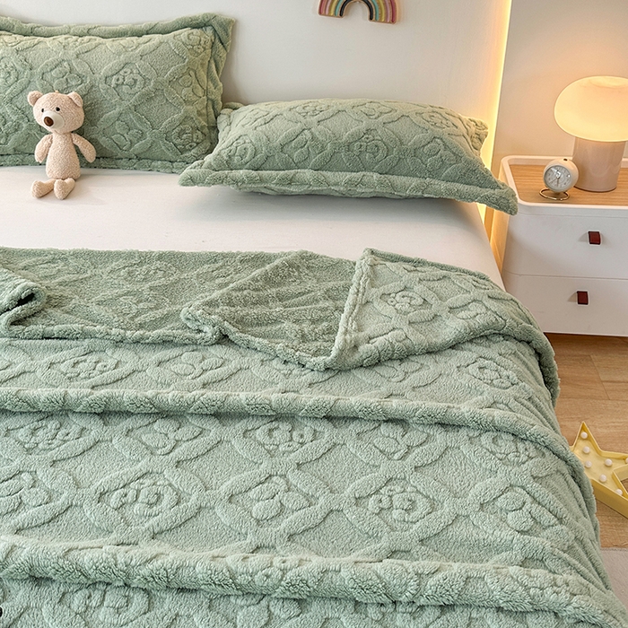 91家纺网 家纺一手货源 找家纺 芸锦豪 2024新款三叶草提花毛毯--卷边款 茶绿