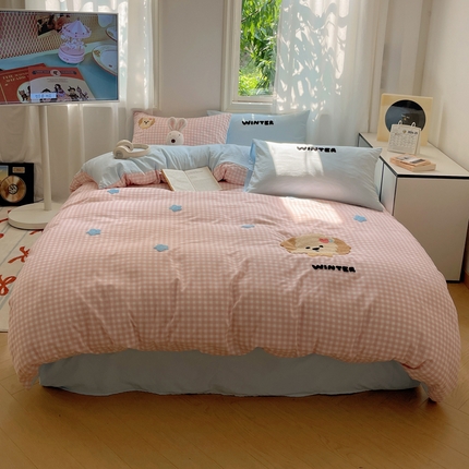 91家纺网 家纺一手货源 找家纺 顾里 2024新款软萌格子狗水洗棉毛巾绣四件套 粉格小狗