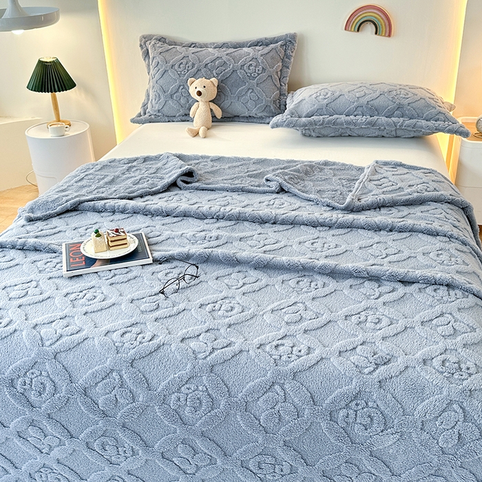 91家纺网 家纺一手货源 找家纺 芸锦豪 2024新款三叶草提花毛毯--卷边款 湖兰