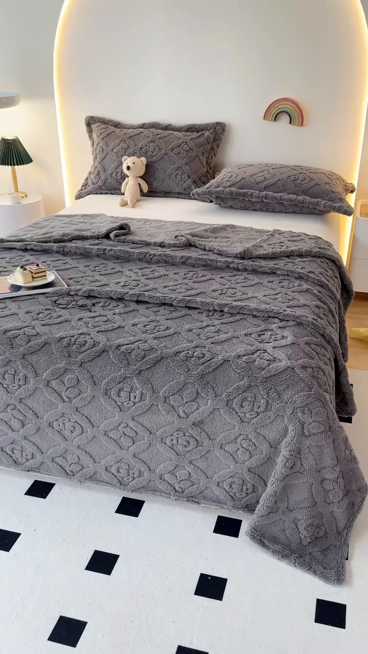 91家纺网 家纺一手货源 找家纺 芸锦豪 2024新款三叶草提花毛毯--卷边款 深灰