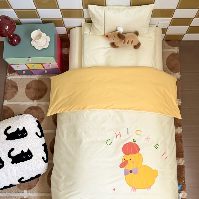 91家纺网 家纺一手货源 找家纺 喜多兔 2024新款快乐多巴胺纯棉绣花幼儿园被子三件套 黄色彩虹小鸭子