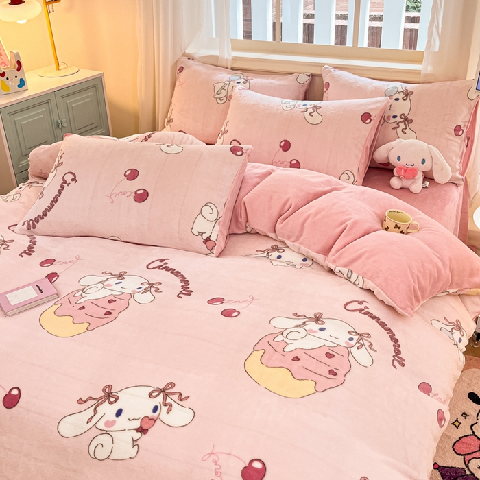 91家纺网 家纺一手货源 找家纺 2024新品正版三丽鸥授权卡通加厚高克重牛奶绒系列四件套 绒三丽鸥-樱桃蛋糕玉桂狗