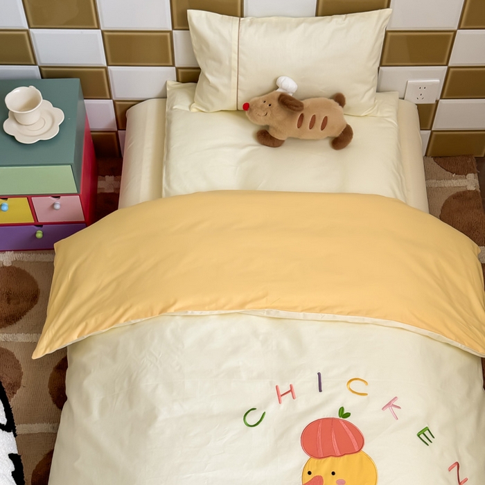 91家纺网 家纺一手货源 找家纺 喜多兔 2024新款快乐多巴胺纯棉绣花幼儿园被子三件套 黄色彩虹小鸭子