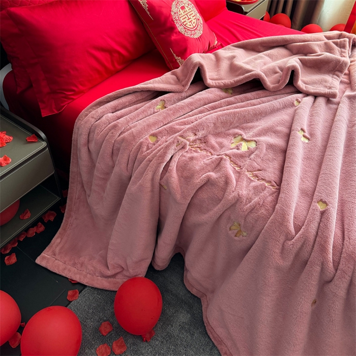 91家纺网 家纺一手货源 找家纺 2024新款仿皮草兔绒精品绣花毛毯毯子 蝴蝶结-粉